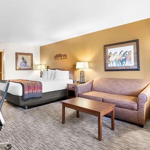 King Suite Sofa Bed Jetted Tub Non-Smoking